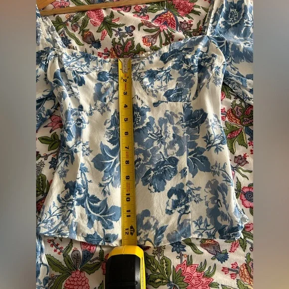 Reformation Reign Top in Olympia Print - Size 8 - Picture 11 of 12